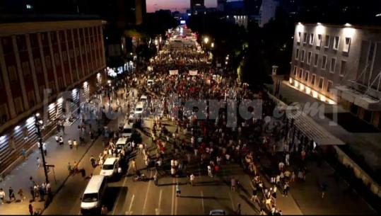 Protesta/ Aktivisti Tepelena i përgjigjet Hitës për review-t negative në biznese: Qesharak, metodë e regjimit për të kontrolluar fjalën e lirë! Shpërndahet hallvë