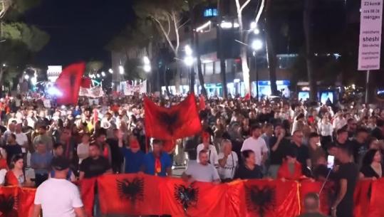 Pas fjalimeve para Kryeministrisë, protestuesit fillojnë marshimin e 40-të në rrugët e Tiranës (PAMJE ME DRON)