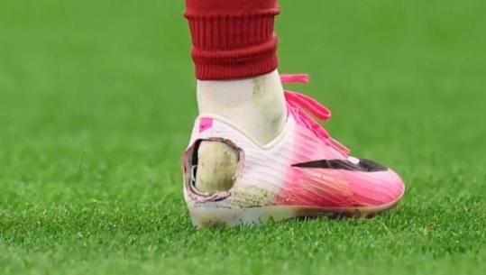 Pedro Neto, por jo vetëm! Përse disa futbollistë kanë një të çarë në këpucët e sportit?
