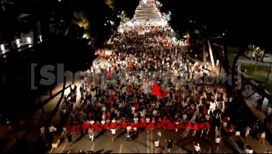 Si çdo natë tjetër, protesta e 41 mbyllet me marshimin nëpër rrugët e Tiranës