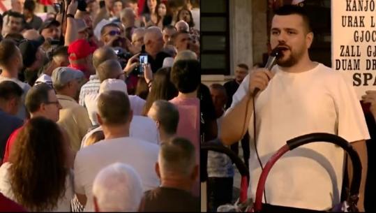 Koncerti i Kanye West në Tiranë, protestuesi nga tubimi para Kryeministrisë: Është cirk! Vetëm dorëheqja e Ramës i hap rrugë kërkesave tona