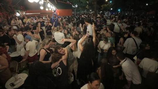 Botërori 2026/ Festa kthehet në tragjedi, tifozja 17-vjeçare e Francës humbet jetën pasi rrëzohet nga kamioni