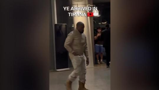 VIDEO/ Reperi Kanye West në Tiranë për koncertin, fansat e huaj e presin me ovacione! Publikojnë pamjet kur futet në hotel