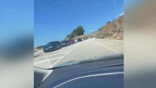 Radhë kilometrike në doganën e Qafë Botës, qytetarët dynden drejt Greqisë për fundjavë