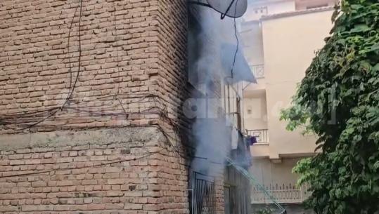 Zjarr në një pallat në Korçë, tymi ‘pushton’ zonën! Policia dhe zjarrfikësit në terren për shuarjen e flakëve (VIDEO)