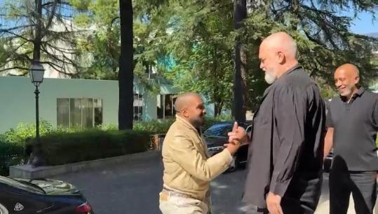 Do të performojë mbrëmjen e sotme në Tiranë, këngëtari Kanye West pritet nga kryeministri Rama dhe ministri Gonxhja