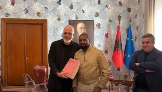 Do të performojë mbrëmjen e sotme në Tiranë, Rama pret në Kryeministri këngëtarin Kanye West! Shkrepin foto me librin 'The Albanian Files'