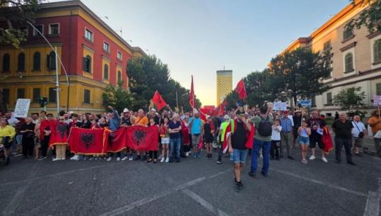 Qytetarët 42 ditë në protestë, thirrje për largimin e Ramës dhe Berishës
