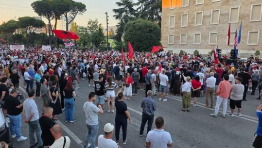 Qytetarët 42 ditë në protestë, thirrje për largimin e Ramës dhe Berishës