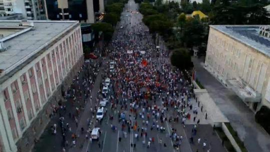 Qytetarët 42 ditë në protestë, thirrje për largimin e Ramës dhe Berishës