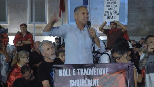 Ish-kandidati i Berishës i bashkohet protestës së 'Flamingove': Shpopullimi, një nga problemet më të mëdha për vendin tonë! 2.6 milionë shqiptarë jetojnë në Diasporë