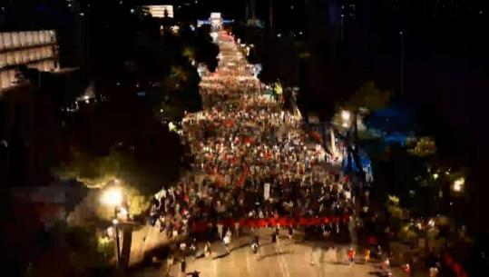 Si në çdo natë tjetër, pas fjalimeve, protestuesit nisin marshimin