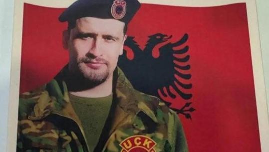 ‘Sot do kishim një hero mes nesh’- Protestuesja përkujton ditëlindjen e Indrit Carës, historia prekëse e ‘Ushtar Kavajës’ që dha jetën për Kosovën