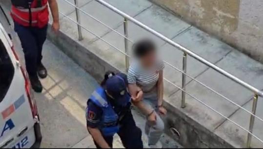 Rrahën brutalisht shoqen e tyre dhe e filmuan, dalin para gjykatës 3 vajzat në Fier për verifikimin e masave të sigurisë