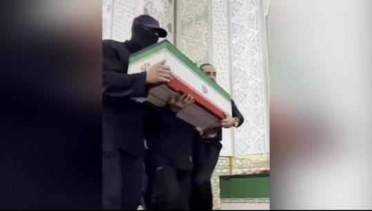U pretendua se ishte Mojtaba Khamenei, zbulohet identiteti i burrit me maskë në funeralin e Ali Khameneit