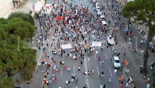 Protesta në ditën e 43-të, qytetarët grumbullohen te kryeministria