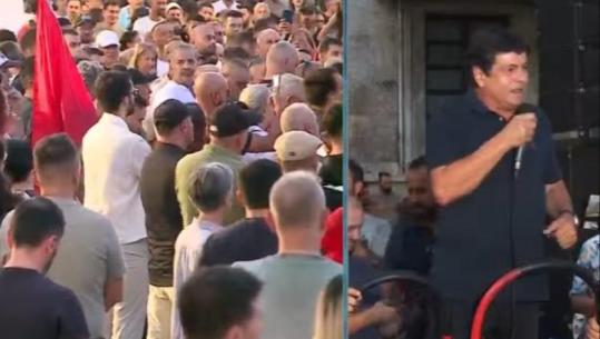 ‘Ikni se jeni plehra!’ Pedagogu Lush Susaj acarohet me ‘regjistrin’ e qytetarëve që mungojnë në protestë