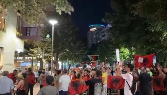 ‘Bashkohuni me ne’, protestuesit u bëjnë thirrje qytetarëve (VIDEO)
