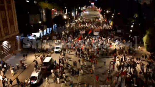 Protesta/ 'Review'-t negative ndaj bizneseve, aktivisti Tepelena: Hitën do e kallëzojmë në SPAK! Pjesëmarrja në tkurrje, sulme qytetarëve që nuk i bashkohen tubimit