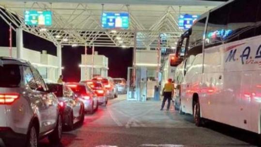 Kaos në portin e Barit, pasagjerët 7 orë në pritje për t’u nisur drejt Durrësit: Personel i pakët te pikat e kontrollit