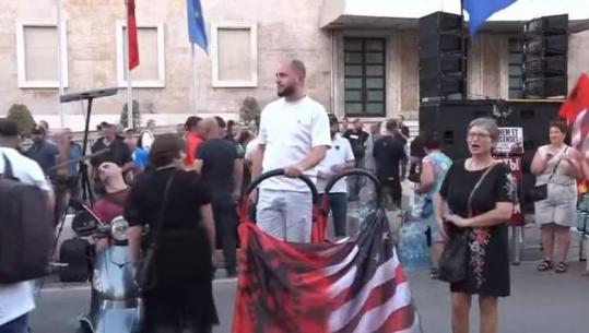 Organizatori Edison Lika nga protesta para Kryeministrisë fton shqiptarët të bojkotojnë pushimet verore: Është e vetmja mënyrë që të bëni pushime gjithë jetën