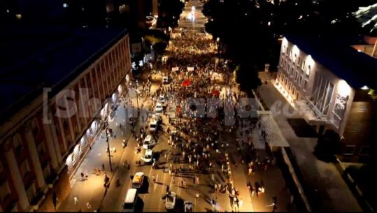 Mbahet protesta e 44-t në Tiranë, organizatori Lika thirrje qytetarëve: Nëse na bashkoheni ne, do bëni pushime verore gjithë jetën! Tepelena: Kodi zgjedhor i 2008 ka marrë peng demokracinë