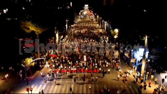 Përfundojnë fjalimet para Kryeministrisë, protestuesit marshojnë në rrugët e Tiranës: Shqipëria kërkon revolucion! (PAMJE ME DRON)