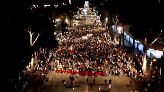 Protesta e 44-t/ 'Tkurret' pjesëmarrja, organizatori Lika-qytetarëve: Nëse na bashkoheni ne, do bëni pushime verore gjithë jetën! Tepelena: Kodi zgjedhor i 2008 ka marrë peng demokracinë!