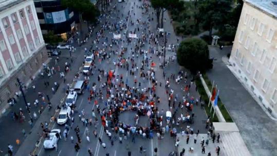 Protesta në ditën e 45-të, qytetarët mblidhen sërish te kryeministria