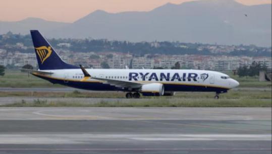 Panik në ajër, fluturimi Londër–Tiranë i Ryanair zgjati 12 orë, stuhitë detyruan pilotin të bënte dy ulje emergjente, pasagjerët në revoltë
