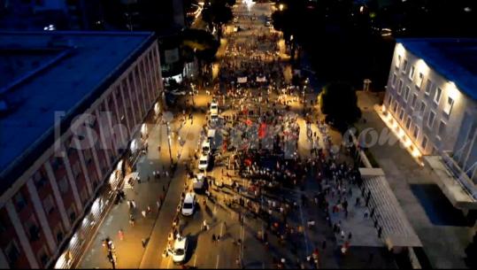 Tkurrja e protestës, organizatorët: Nuk numërohen numrat, por ditët që jemi në shesh! Protestuesit me gjuhë dhune: Ta tërheqim zvarrë Ramën, pushtetin ia marrim edhe me forcë