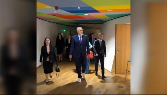 ‘Hajde, kemi foto, gjëra të rëndësishme’, kryeministri Rama e pret me humor e batuta Konferencën IX Ndërqeveritare