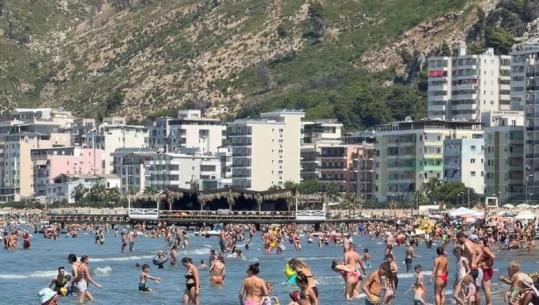 Lezhë/ Abuzimi me çmimet në plazhe, vijojnë kontrollet nga bashkia! Pushuesit: Kemi paguar 10 euro