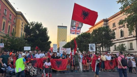 Dita e 46-ë e tubimit në Tiranë, protestuesit nisin marshimin drejt Kryeministrisë! Kërkojnë largimin e qeverisë dhe gjithë klasës politike