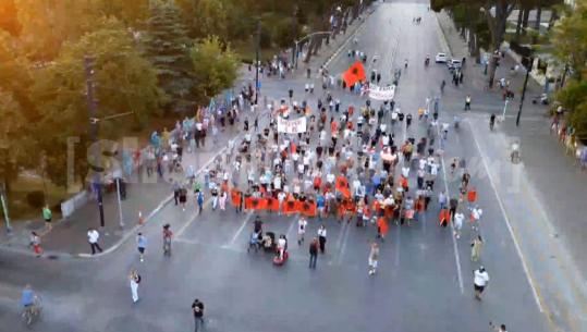 Dita e 46-ë e tubimit në Tiranë, protestuesit nisin marshimin drejt Kryeministrisë! Kërkojnë largimin e qeverisë dhe gjithë klasës politike