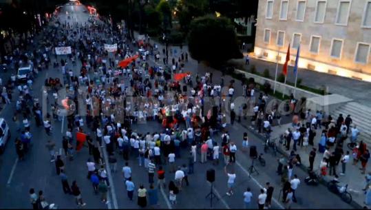 Dita e 46-ë e tubimit në Tiranë, protestuesit nisin marshimin drejt Kryeministrisë! Aktivistja Kokaj: Ia arritëm qëllimit, detyruam Marta Kos t'i impononte qeverisë kërkesat tona