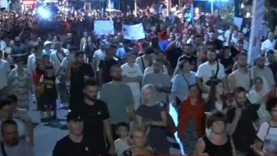 Përfundojnë fjalimet para Kryeministrisë, protestuesit nisin marshimin në rrugët e Tiranës
