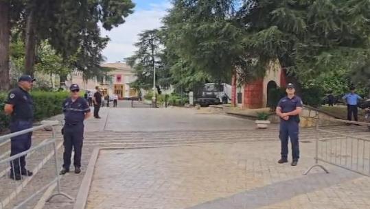 Pas pak seanca, forca policie dhe gardh metalik rreth Kuvendit