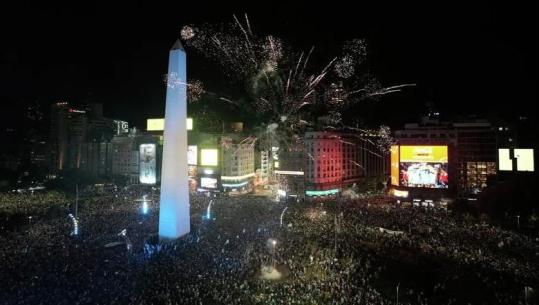 VIDEO/ Festë e madhe në Buenos Aires, tifozët e Argjentinës mbushin rrugët dhe sheshet pas fitores kundër Anglisë