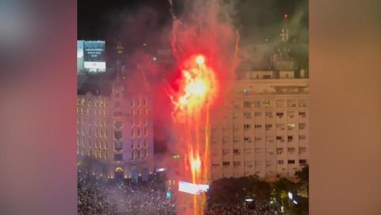 VIDEO/ Festë e madhe në Buenos Aires, tifozët e Argjentinës mbushin rrugët dhe sheshet pas fitores kundër Anglisë