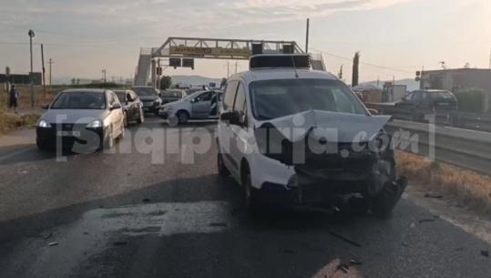 Përplasen dy makina te pushimi i shoferit në Lushnje-Fier, lëndohet një shofer