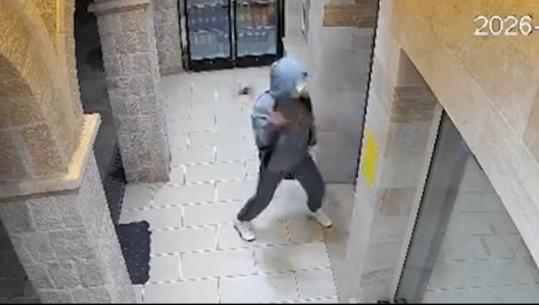 Tentoi të vidhte një market duke thyer xhamat me çekiç, ndalohet 14-vjeçari në Krujë