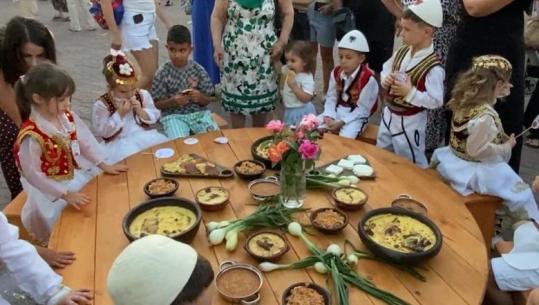 Muzikë dhe shfaqje artistike/ Elbasani feston me tavën e dheut, krenarinë e gastronomisë