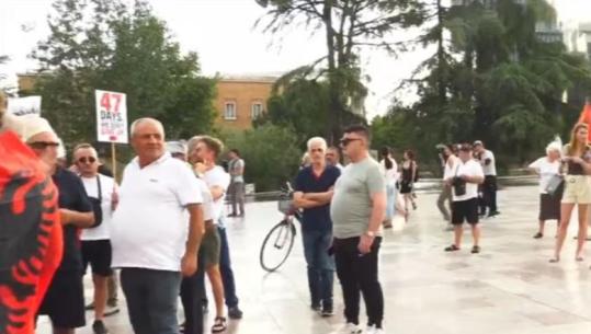 Dita e 47-ë e tubimit në Tiranë, protestuesit mblidhen në sheshin Skënderbej, kërkojnë largimin e Ramës dhe Berishës
