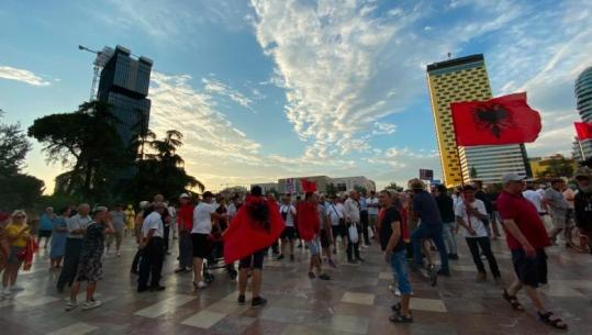 Dita e 47-ë e tubimit në Tiranë, protestuesit mblidhen në sheshin Skënderbej, kërkojnë largimin e Ramës dhe Berishës