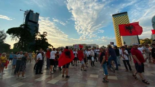 Dita e 47-ë e tubimit në Tiranë, protestuesit mblidhen në sheshin Skënderbej, kërkojnë largimin e Ramës dhe Berishës