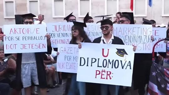 ‘Shkenca politike, por vendin ma zunë Zegjinetë’, - Me pankarta dhe kapele, studentët ‘diplomohen’ në sheshin e protestës (VIDEOLAJM)