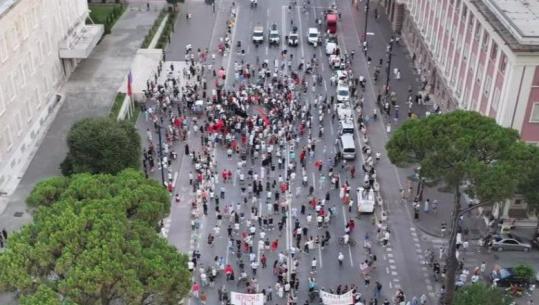 Balla ndan pamje nga protesta në Tiranë: Nuk është tallje, në shesh kanë mbetur vetëm sorrat!