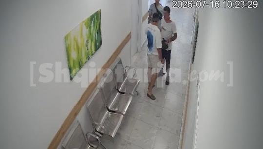 Plagosja me thikë e 32-vjeçarit brenda poliklinikës në Shkodër, pamje nga momenti kur nisi sherri! I ati i 18-vjeçarit sulmon i pari me grushta