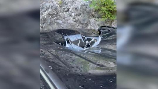 Prag tragjedie në Shkodër, guri shkëputet nga një masiv shkëmbor dhe bie mbi makinën me turistë! Thyen baxhanë dhe përfundon brenda automjetit